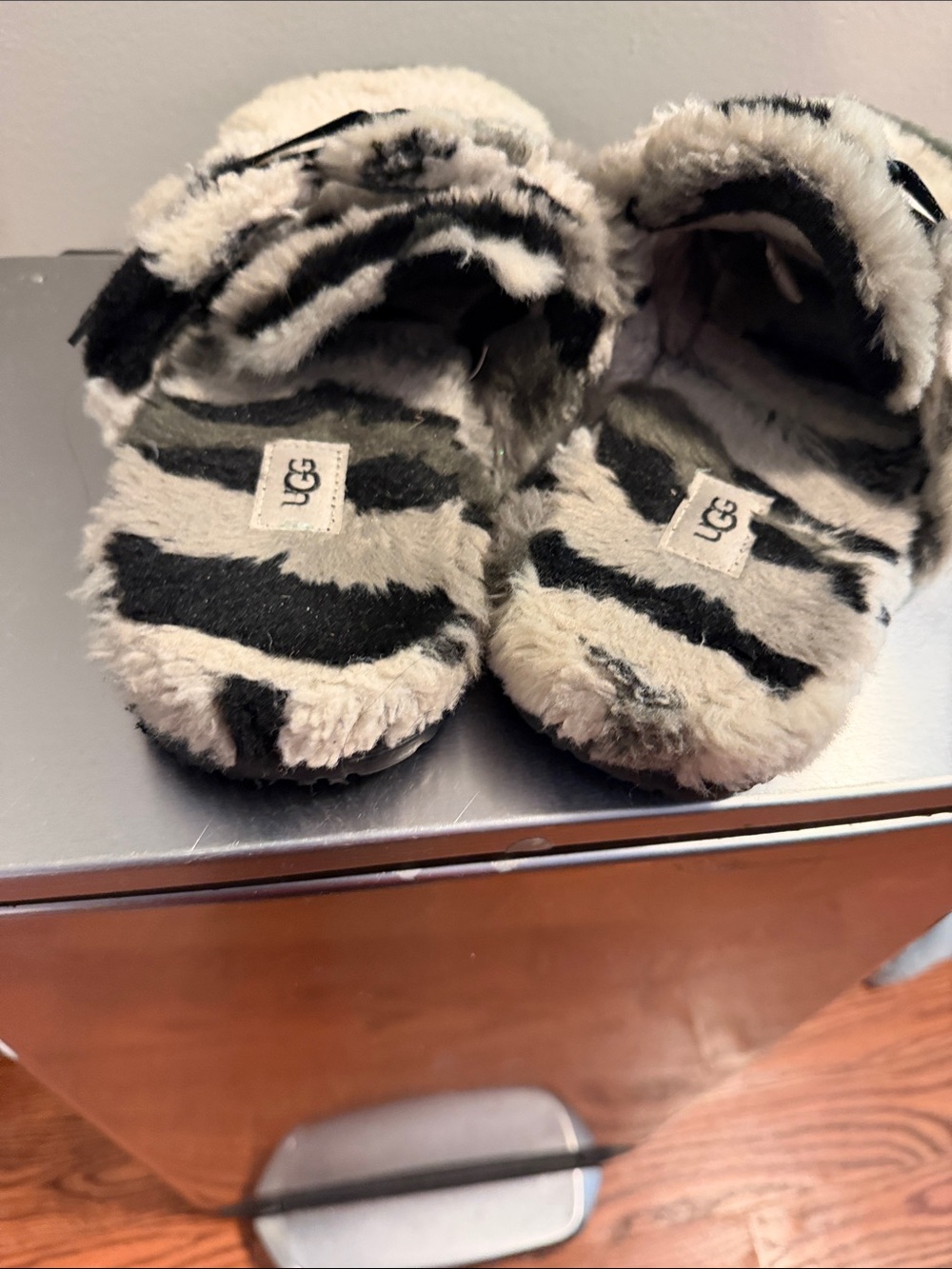 UGG Women's Black and Cream Fluff Slide Slippers - Picture 5 of 6